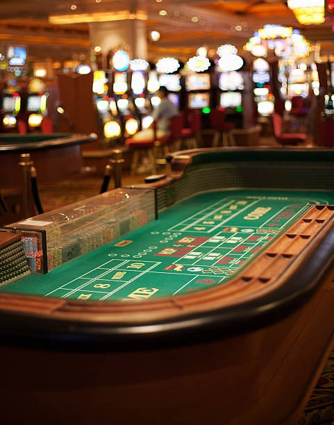 lembaga toto Sydney Pools interface on Android phone showing live tables and slot games